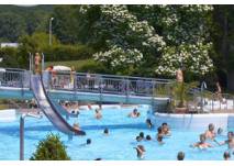 Freibad mit Rutsche (c) Badenweiler Thermen & Touristik GmbH Rutsche im Freibad Badenweiler
