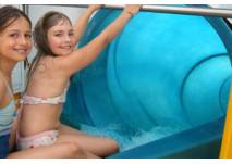 Riesen-Röhren-Rutsche (c) Stadtbad Braunschweig Kinder auf der Riesen-Röhren-Rutsche im Badezentrum Gliesmarode