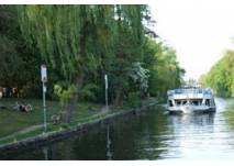 Brückenfahrt mit dem Schiff durch das alte und neue Berlin