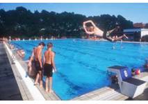 Kinder beim Springen im Freibad
