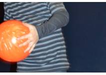 Kind mit Bowlingkugel