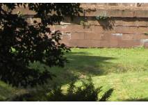 Burgmauern mit Wiese