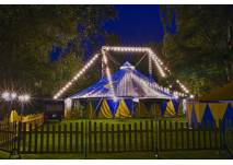 Circuszelt bei Nacht