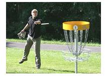 Mann spielt Discgolf
