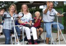 Familie auf der Draisine