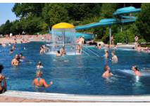 Erlebnisbecken mit Rutsche und Wasserpilz im Freibad Böblingen
