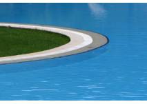 (c) alex grom Schwimmbadrand mit Gras