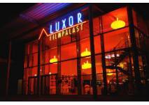 Luxor-Filmpalast Fassade bei Nacht