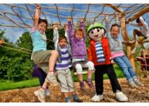 Kinder im Balancierparcours im PLAYMOBIL FunPark