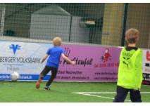 Kinder beim Indoor-Soccer