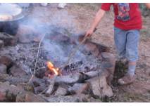 Kind am Feuer