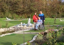 Familie im Abenteuer-Golfpark Norddeich