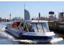 Die 'Lady Sunshine' bei der Durchfahrt vom Neuen Hafen in den Kaiserhafen