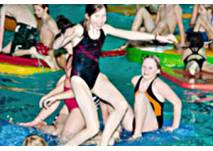 Kind versucht, auf Badematte im Wasser zu stehen