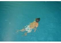 (c) alex grom Kind beim Tauchen im Hallenbad