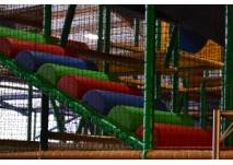Klettern im Indoor-Spielplatz