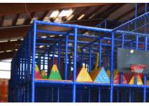 Klettergerüst im Indoor-Spielplatz