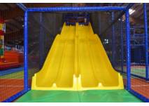 Riesenrutsche im Indoor-Spielplatz