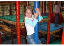 Mädchen im Indoor-Spielplatz