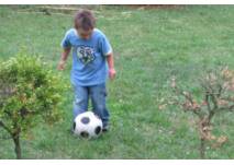 (c) alex grom Kind mit Fussball