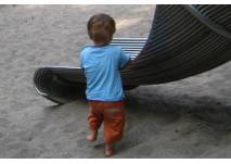 Kind spielt an der Rutsche