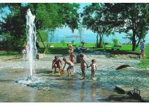 Familie auf dem Wasserspielplatz Kressbronn