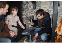 Schmied (c) miraculum MachMitMuseum Stadt Aurich Schmied am Amboss MachMitMuseum Aurich