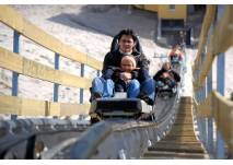 Frau und Kind im Alpin Coaster