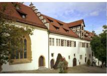 Blick auf die Fassade von Schloss Hellenstein 