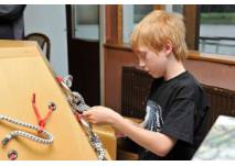 Kindergeburtstag auf dem Museumsschiff (c) TECHNOSEUM Kind übt Knoten