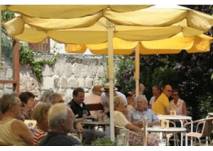 das Hühnerhofcafe´(c) Café und Restaurant Kaiser in Quedlinburg das Hühnerhofcafe´(c) Café und Restaurant Kaiser in Quedlinburg