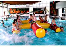 Kinder mit Badeinsel im Wasser Ramensteinbad Nattheim
