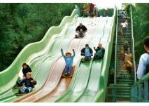Kinder auf der Riesenrutsche im Freizeitpark Allensbach