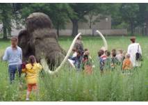 Kinder mit Mammut