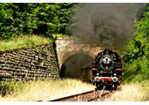 Sauschwänzle-Bahn fährt aus Tunnel 