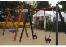 Schaukeln auf dem Spielplatz