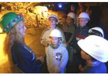Kinder lauschen der Führerin in der Schillat-Höhle in Hessisch Oldendorf