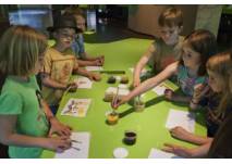 Kindergeburtstag im Museum Schwedenspeicher in Stade © Museum und Park Kalkriese 2012 Kinder am Basteltisch