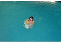 Schwimmbad (c) alex grom Junge im Schwimmbad