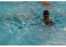 Kind beim Schwimmen 