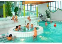 Spaßbecken und Rutsche (c) MUTLANTIS Freizeitbad Mutlangen