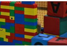Riesen-Legosteine im Indoor-Spielplatz