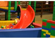 Rutsche ins Bällchenbad im Indoor-Spielplatz