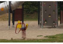 (c) alex grom Spielplatz mit Sand und Wipptier
