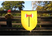 Kind und Ritterschild auf dem Spielplatz