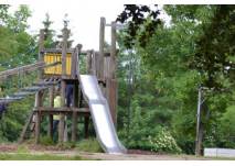 Rutsche und Kletterturm aus Holz