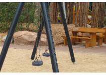 Schaukeln auf dem Spielplatz