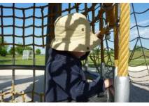 Spielen auf einem Spielplatz (c) Antje B. Spielen auf einem Spielplatz (c) Antje B.