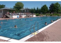 Sport und Spaß genießen im Freibad (c) Familien- und Freizeitbad Stadtroda