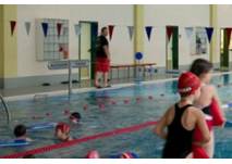 Schwimmhalle in Hains Freizeitzentrum